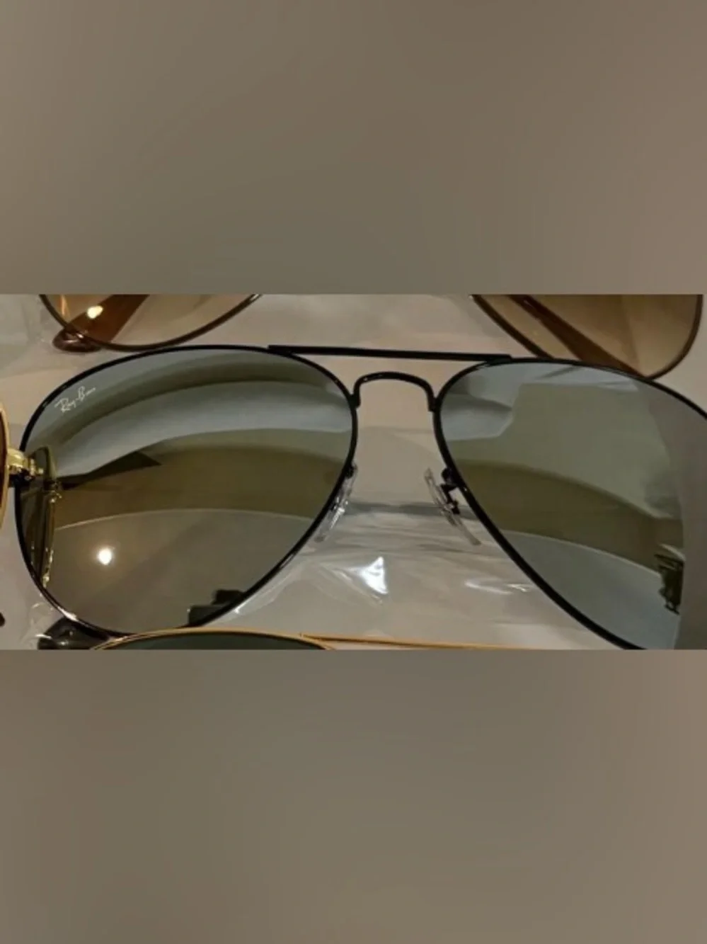 Ray-Ban Aviator Sunglasses with Lenses and Black Frame grays
